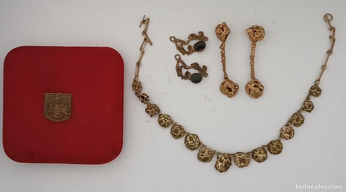 Joyeria: (4) BONITO ESTUCHE CON 2 JUEGOS DE PENDIENTES Y UNA GARGANTILLA