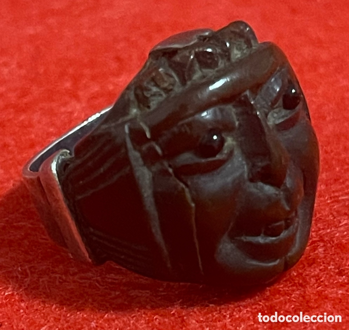 Joyeria: Curioso Anillo en plata de ley con cara tallada en material duro