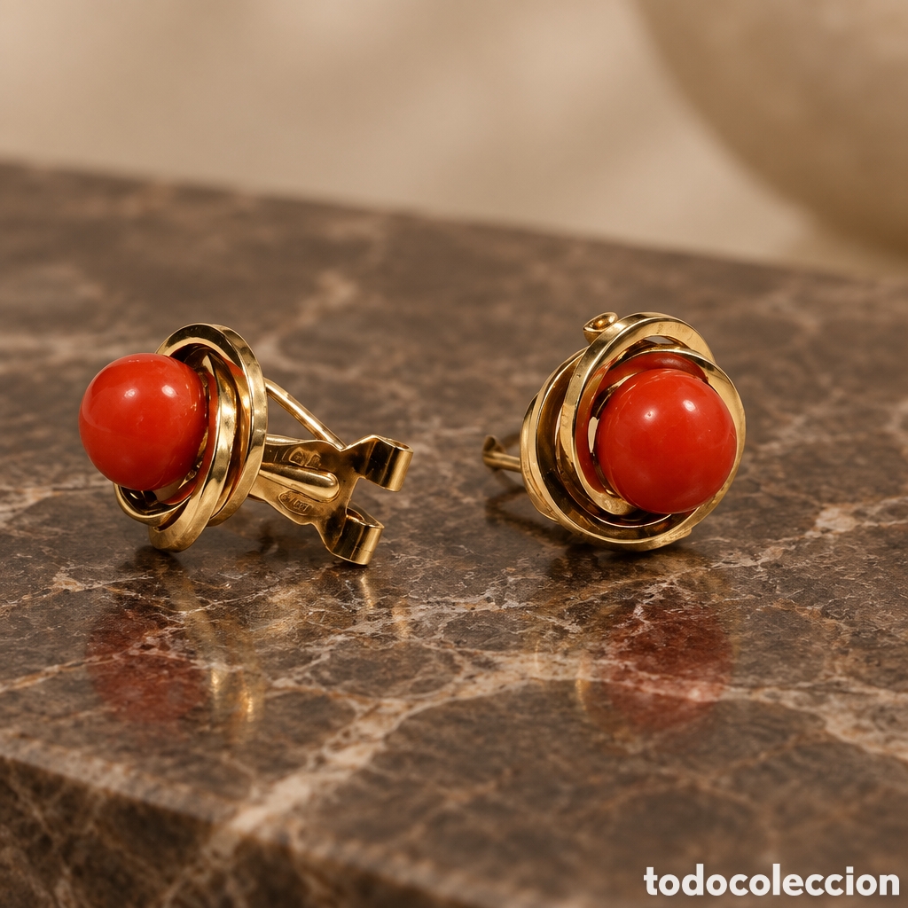 Joyeria: Elegantes pendientes antiguos elaborados en oro de 18 quilates con una preciosa piedra de coral...