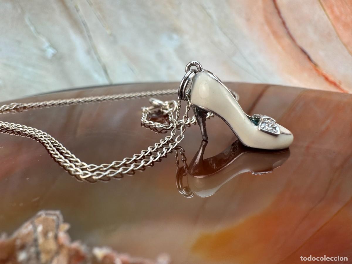 Joyeria: Collar de plata con un colgante con forma de zapatos de tac&oacute;n alto, con cristales incrustados