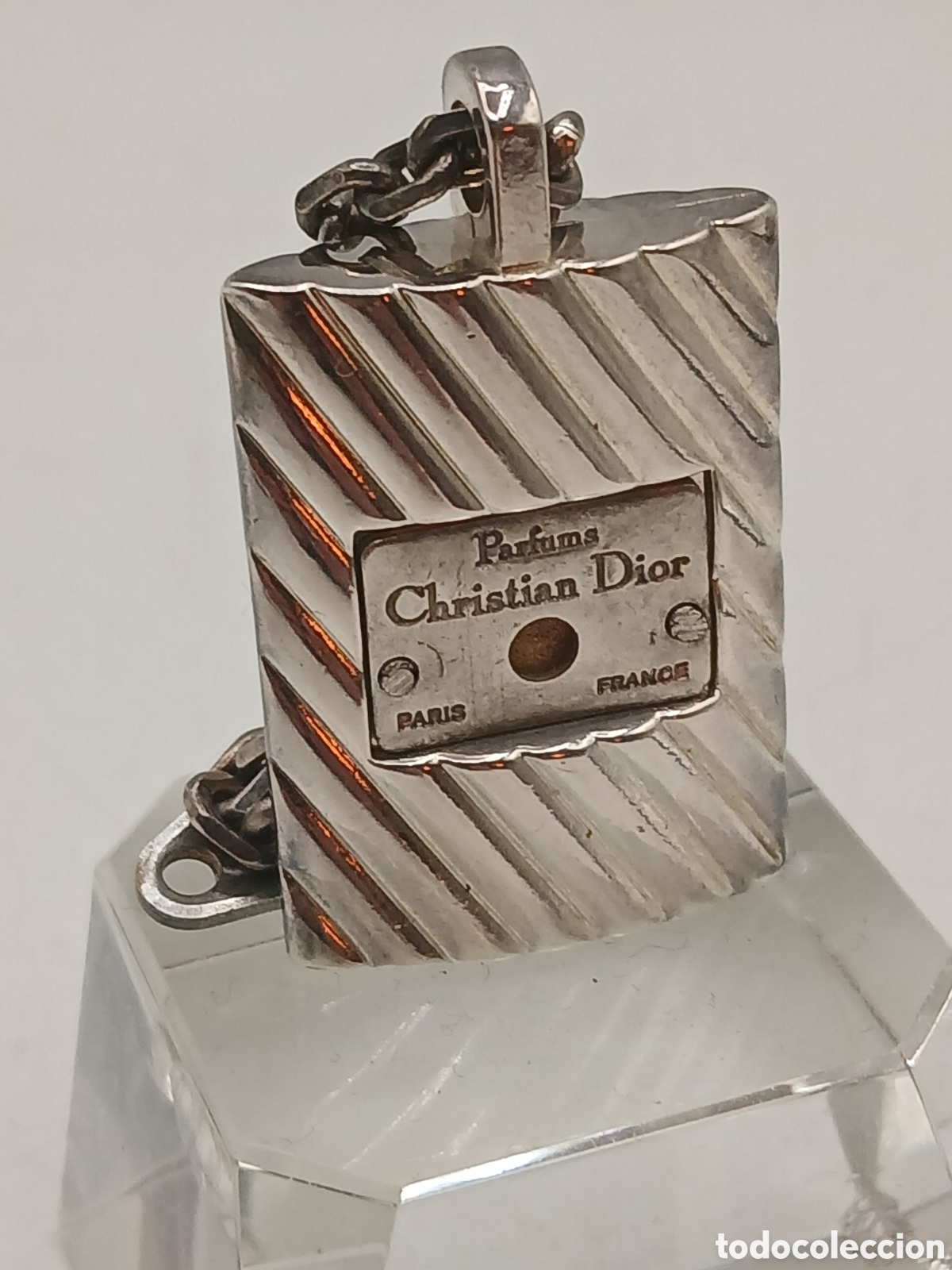Joyeria: Christian Dior. Charm llavero metal plateado