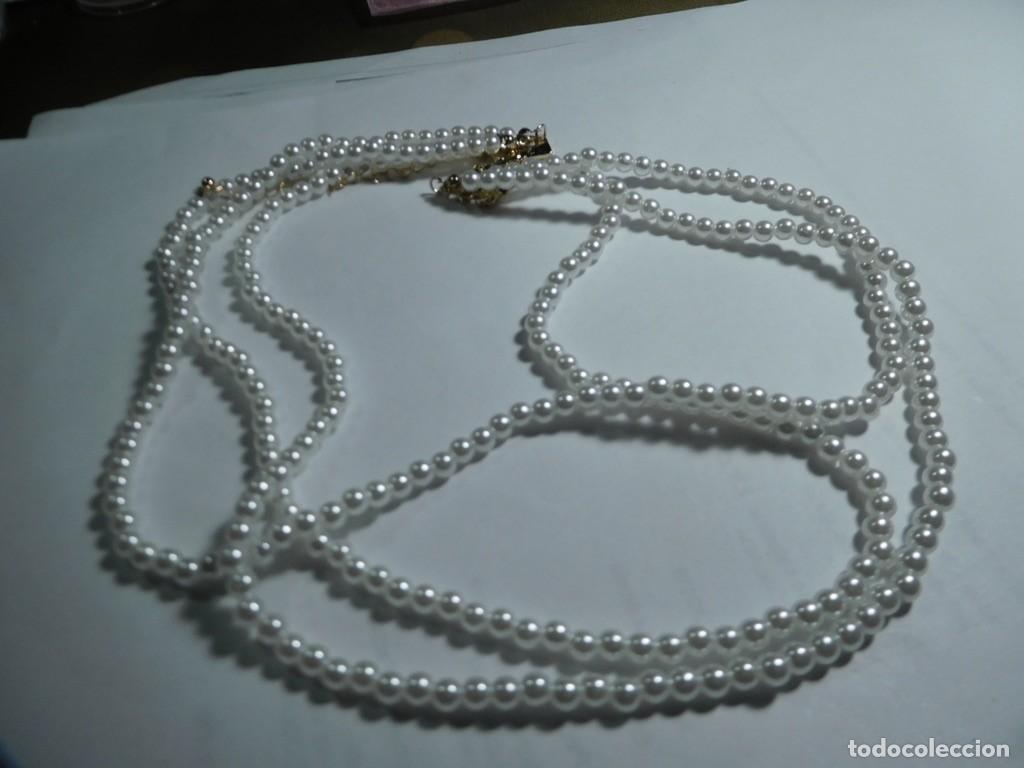 Joyeria: Collar largo de 3 hileras con perlas blancas de peque&ntilde;o tama&ntilde;o.