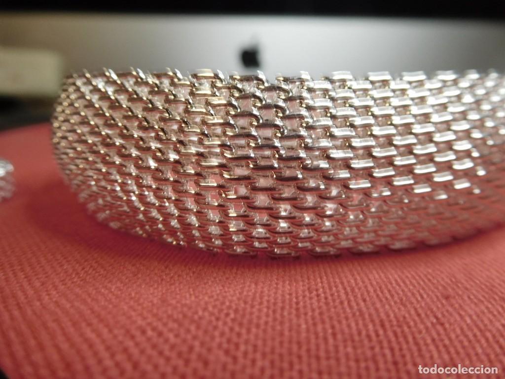 Joyeria: Esta pulsera destaca por su dise&ntilde;o fluido y de gran textura visual.