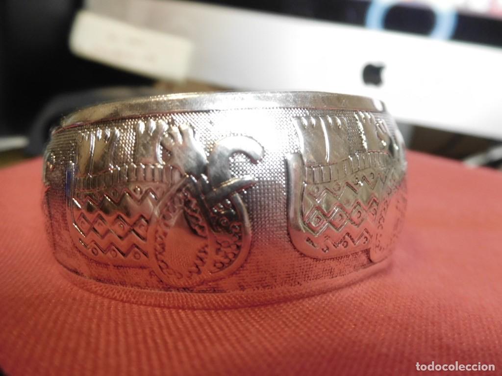 Joyeria: Pulsera de estilo brazalete r&iacute;gido abierto