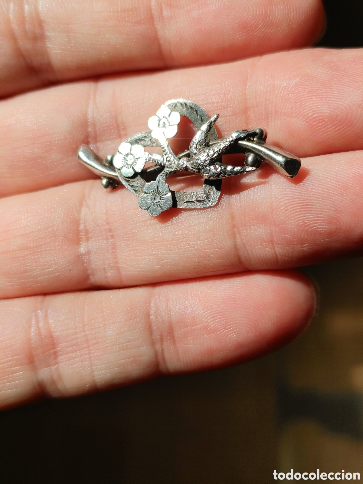 Joyeria: Antiguo broche de plata punzonada. Con golondrina.