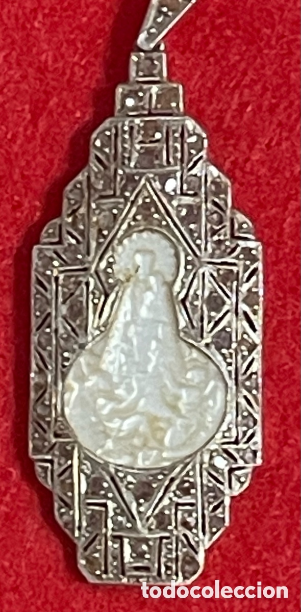 Joyeria: Bell&iacute;simo colgante religioso en Oro de 18 K y placa central de n&aacute;car. Art Deco