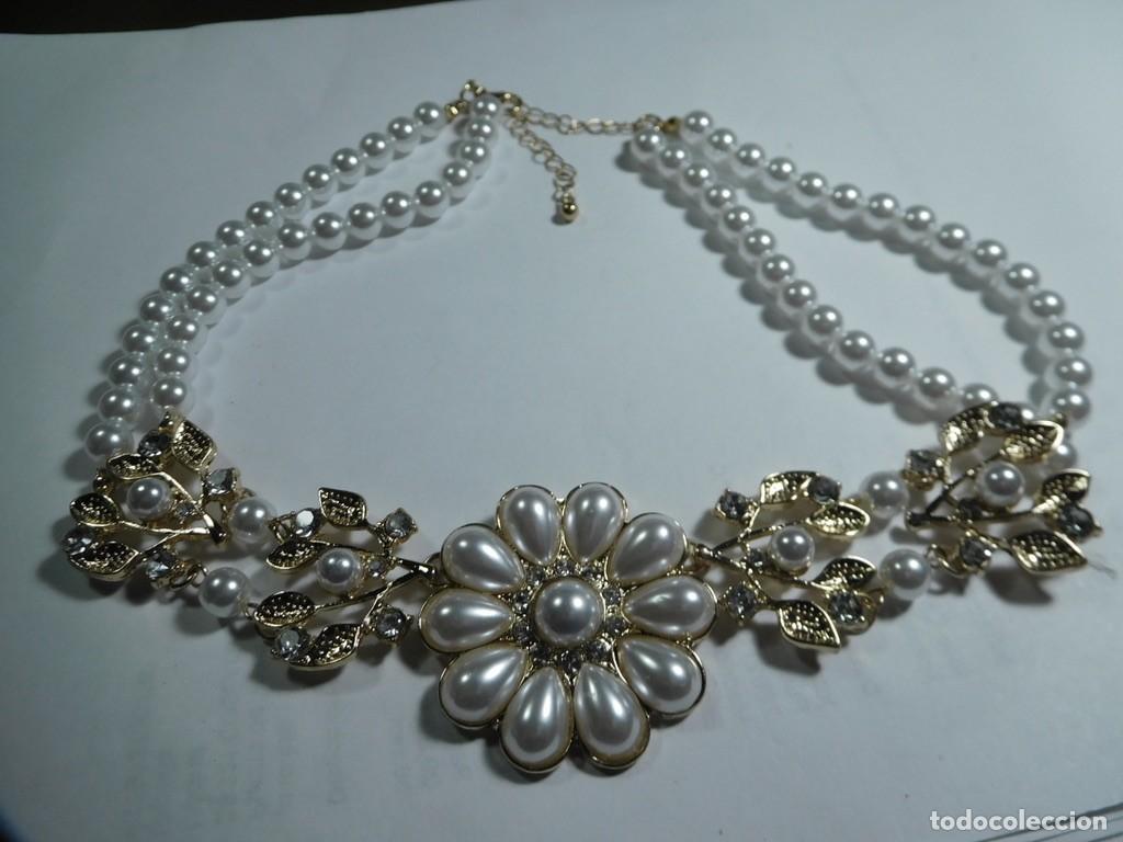 Joyeria: collar tipo gargantilla de perlas de imitaci&oacute;n multicapa, dise&ntilde;ado con estilo marcadamente elegante