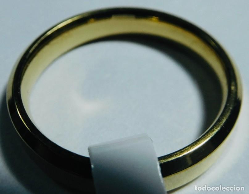 Joyeria: Anillo met&aacute;lico de color dorado de estilo alianza cl&aacute;sica