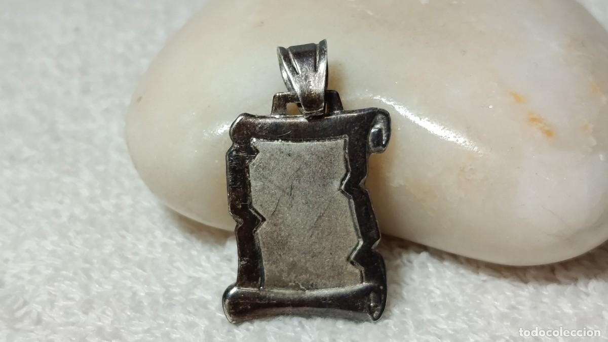 Joyeria: ANTIGUO COLGANTE DE PLATA 925 EN FORMA DE LEYENDA O PAPIRO A&Ntilde;OS 60 - 70