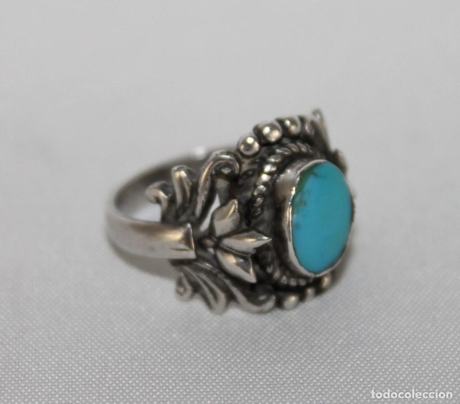 Joyeria: Antiguo anillo de plata con piedra azul tipo turquesa. Decoraci&oacute;n vegetal
