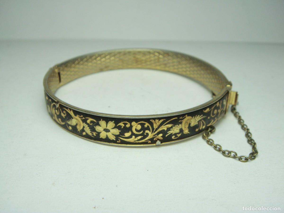 Joyeria: Brazalete r&iacute;gido damasquinado &middot; Decoraci&oacute;n floral en oro sobre fondo negro &middot; ca. 1950&ndash;1970