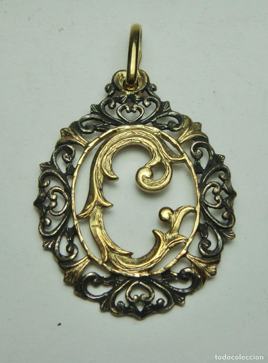 Joyeria: Colgante inicial &ldquo;C&rdquo; &middot; Plata dorada y argolla de oro 10 K &middot; ca. 1950&ndash;1970
