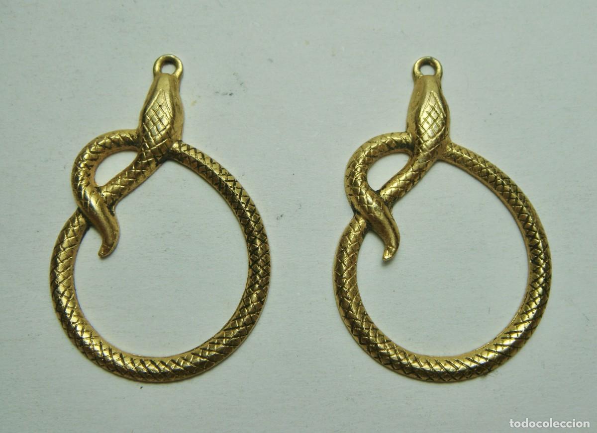 Gioielleria: Pareja de colgantes amuleto con serpiente Ouroboros &middot; Metal dorado &middot; ca. 1950&ndash;1970 &middot; 35 &times; 23 mm