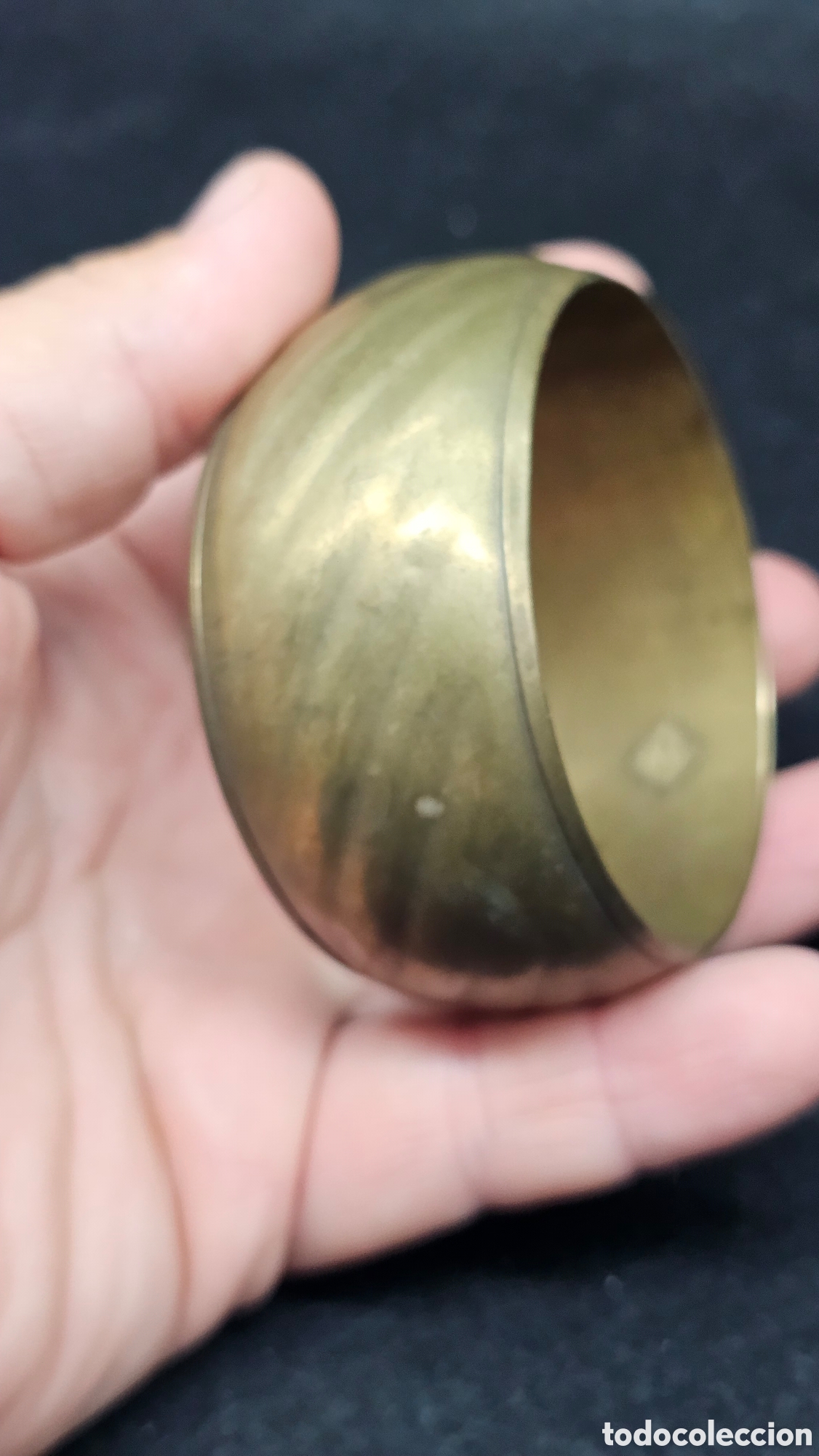Joyeria: pulsera antigua r&iacute;gida de lat&oacute;n con un dise&ntilde;o texturizado