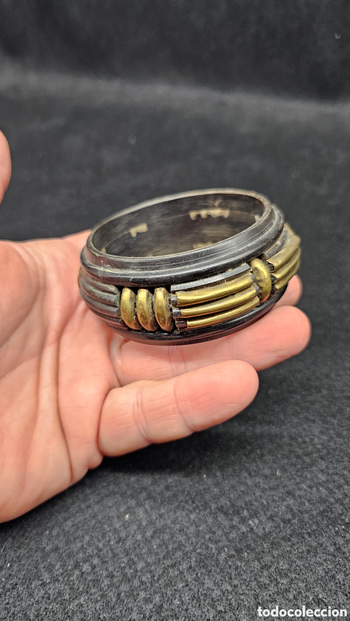 Joyeria: Antigua pulsera de cuerno y lat&oacute;n