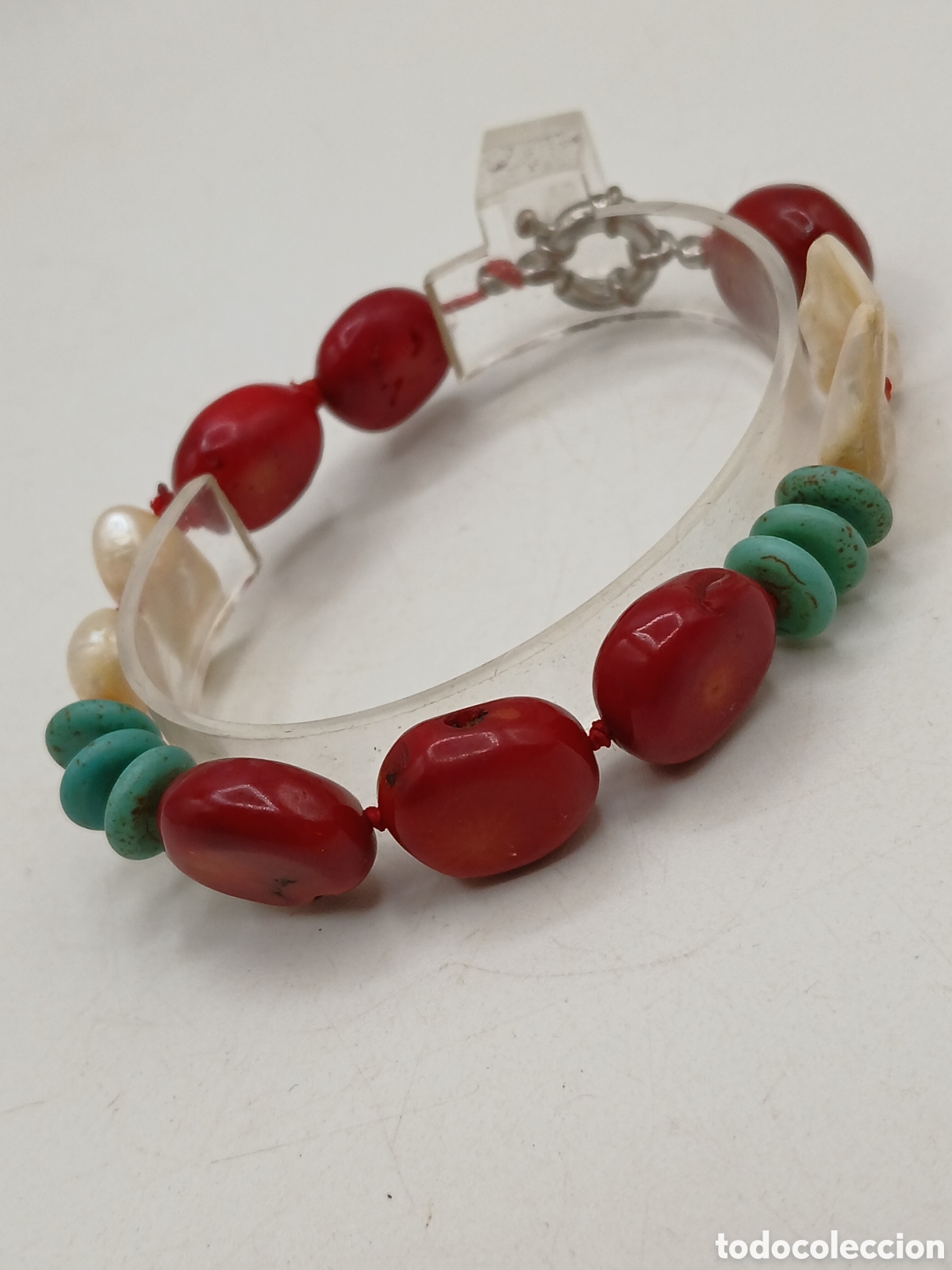 Joyeria: Pulsera coral rojo, turquesa y perla natural. Cierre metal plateado
