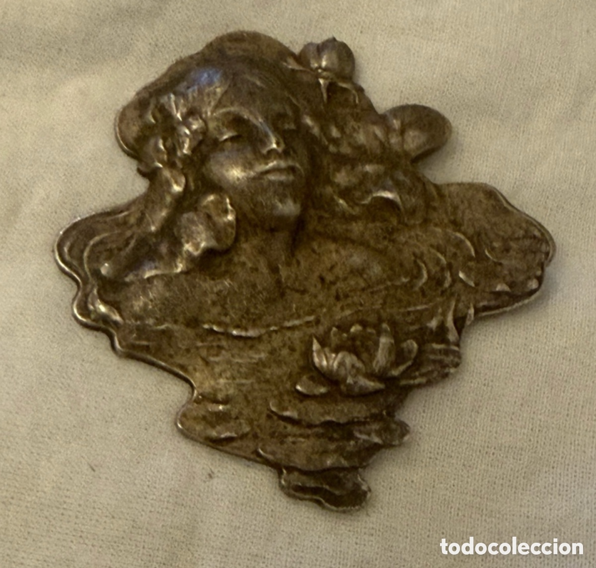 Schmuck: Broche modernista Art Nouveau &ndash; figura femenina y flores &ndash; principios siglo XX