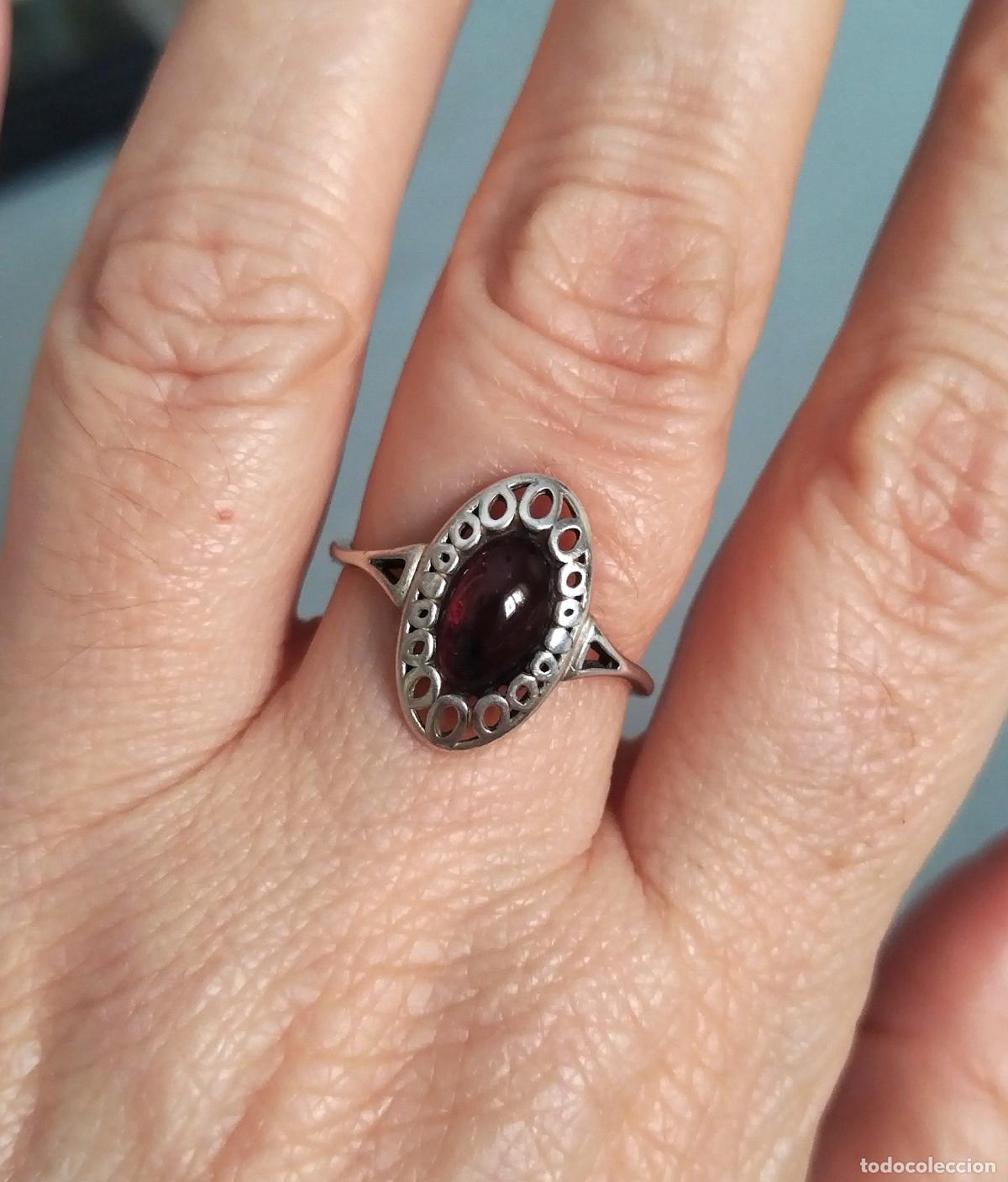 Joyeria: Anillo de plata de ley contrastada, con piedra rojiza,