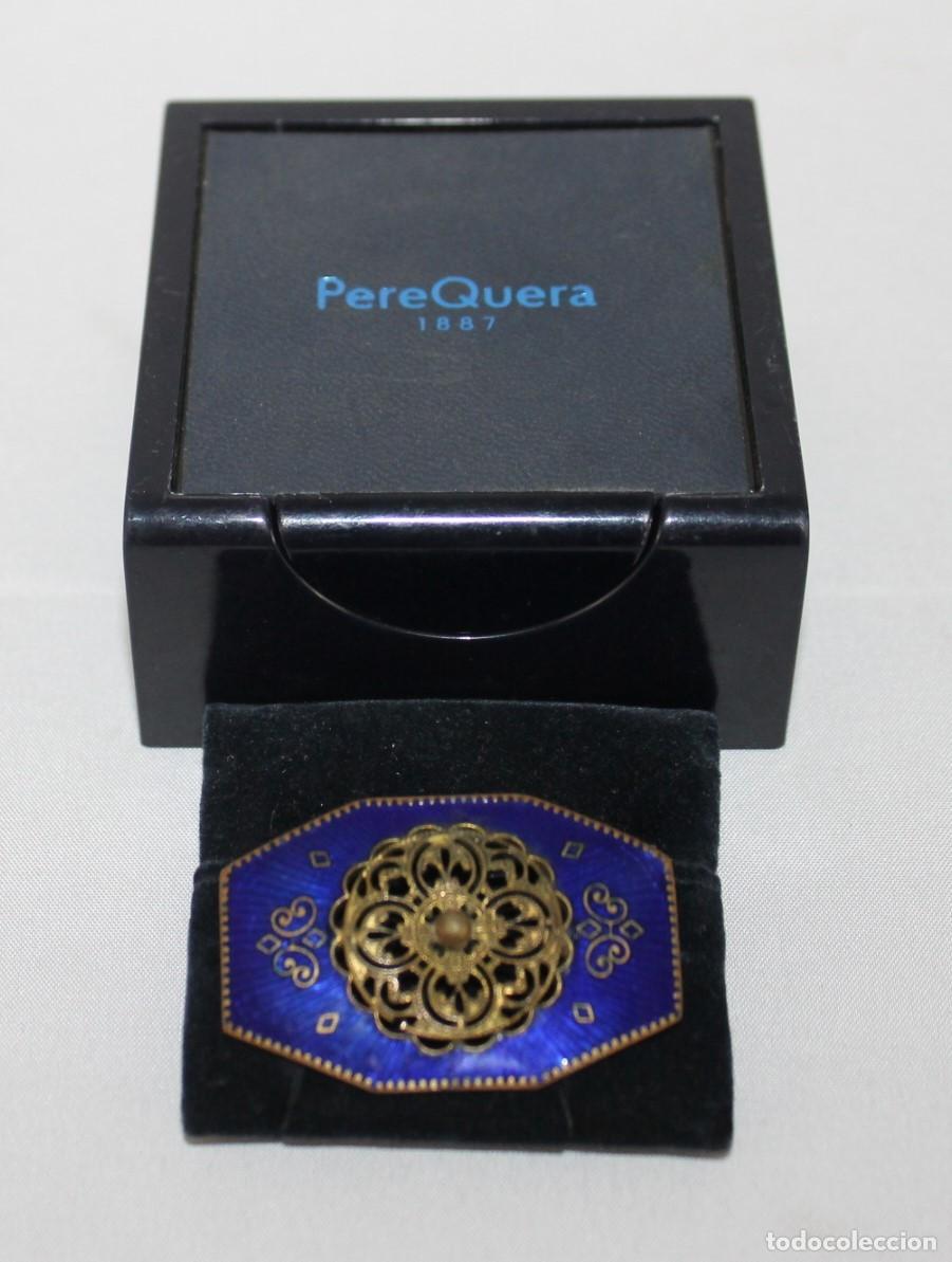 Joyeria: Broche vintage en metal dorado y esmalte azul. Con estuche Pere Quera