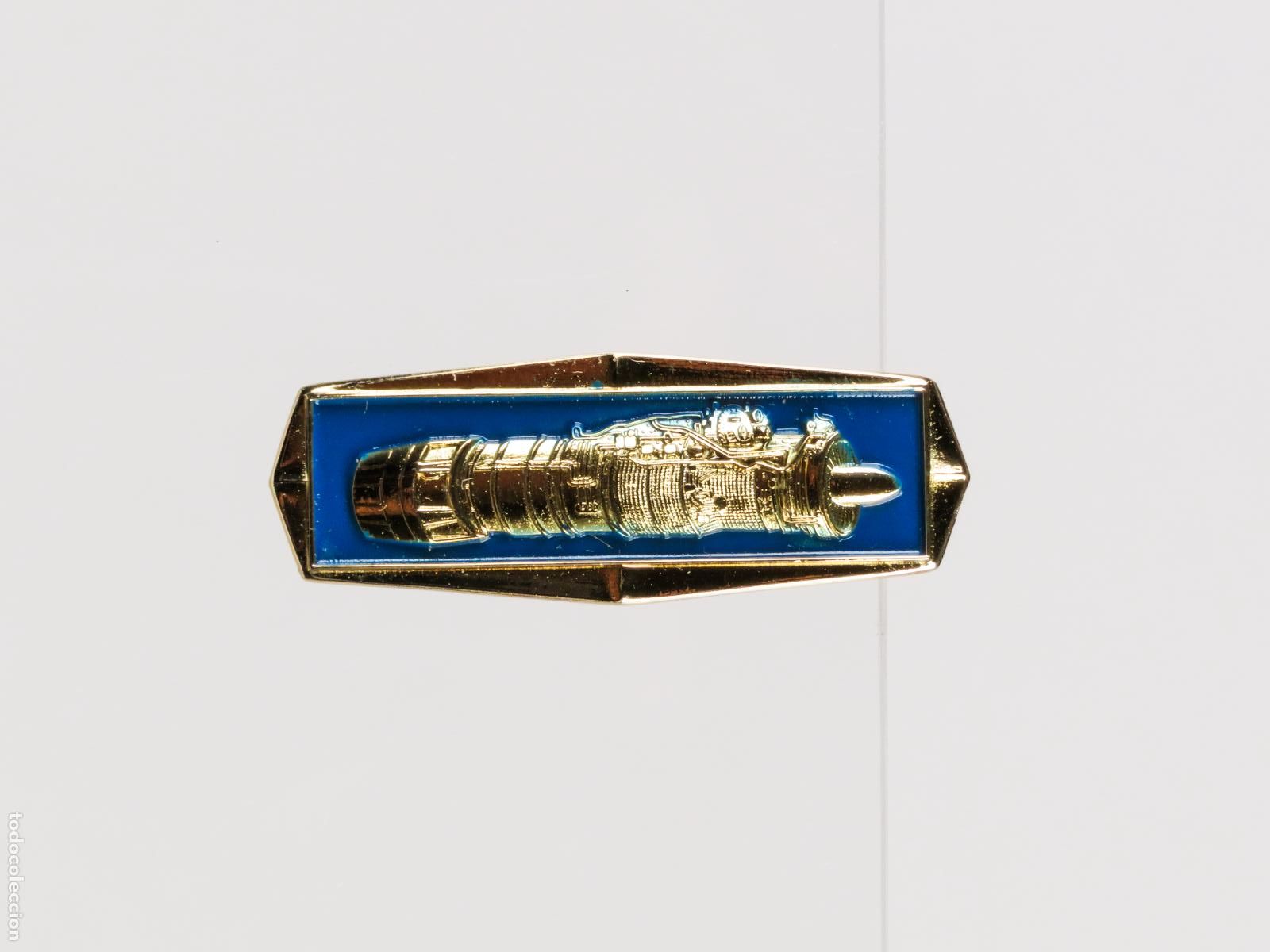 Joyeria: Pisacorbatas avi&oacute;n motor Pratt & Whitney metal dorado esmalte segunda mitad S XX