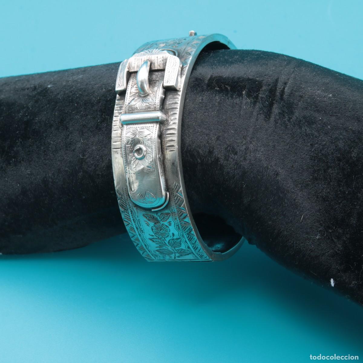 Joyeria: Pulsera victoriana inglesa de plata con hebilla &middot; Hacia 1880&ndash;1900