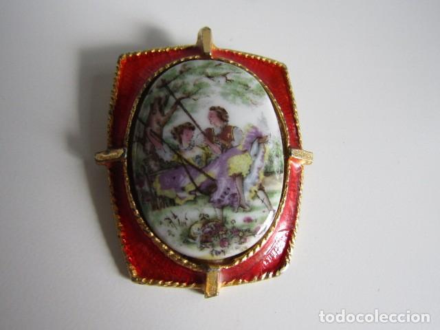 Joyeria: PRECIOSO CAMAFEO O BROCHE DE PORCELANA ESCENA ROMANTICISMO FRANCES CON ESMALTE ROJO A&Ntilde;OS 70