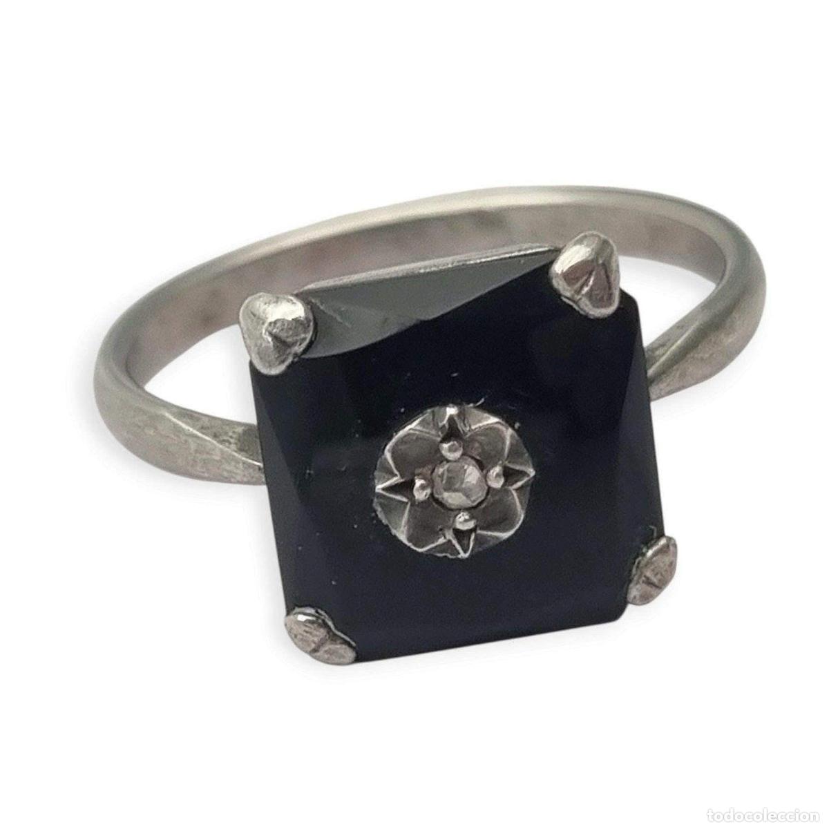 Joyeria: Anillo antiguo Art D&eacute;co de plata, &oacute;nix negro y topacio, circa 1920-1935