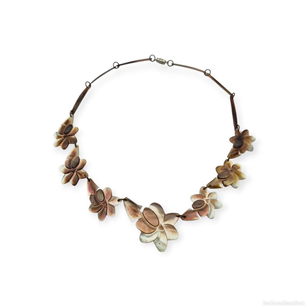 Joyeria: Collar vintage floral de n&aacute;car, joyer&iacute;a artesana Mid-Century, circa 1950-1970