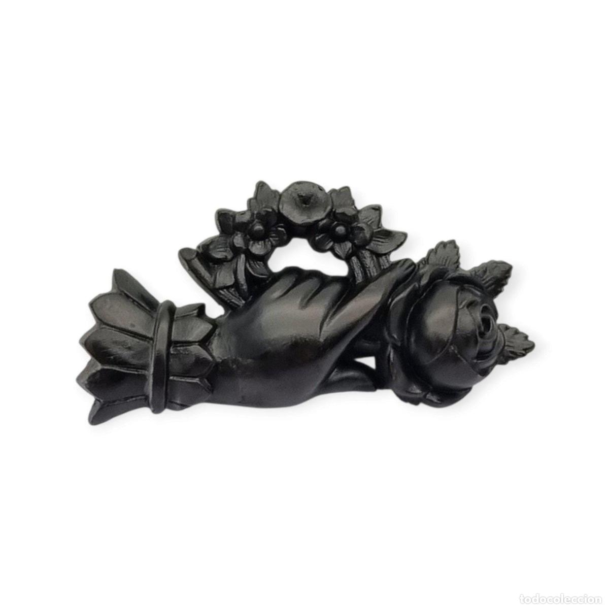 Joyeria: Broche victoriano de mano con rosa y corona floral, probable vulcanita, joyer&iacute;a sentimental circa 18