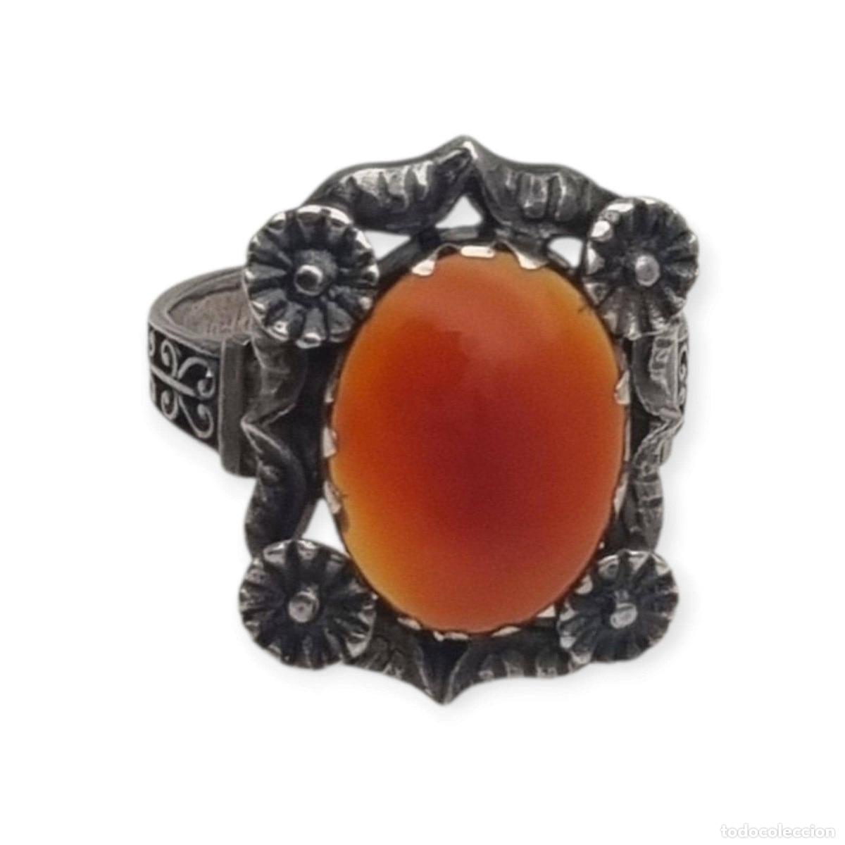 Joyeria: Anillo antiguo Art D&eacute;co de plata y cornalina con decoraci&oacute;n floral, Francia a&ntilde;os 50
