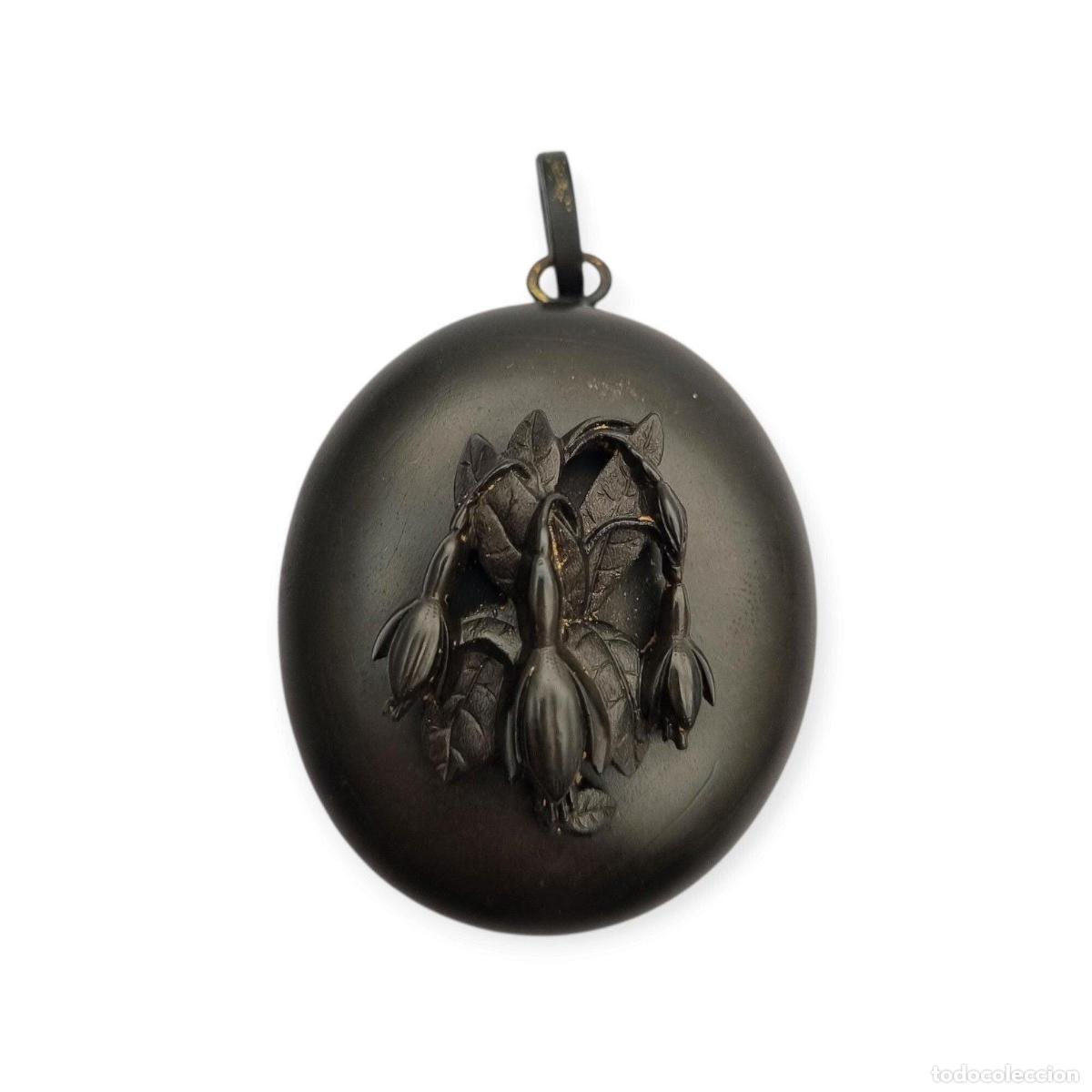 Joyeria: Medall&oacute;n guardapelo victoriano de luto en vulcanita negra con flores en alto relieve, Inglaterra, ca