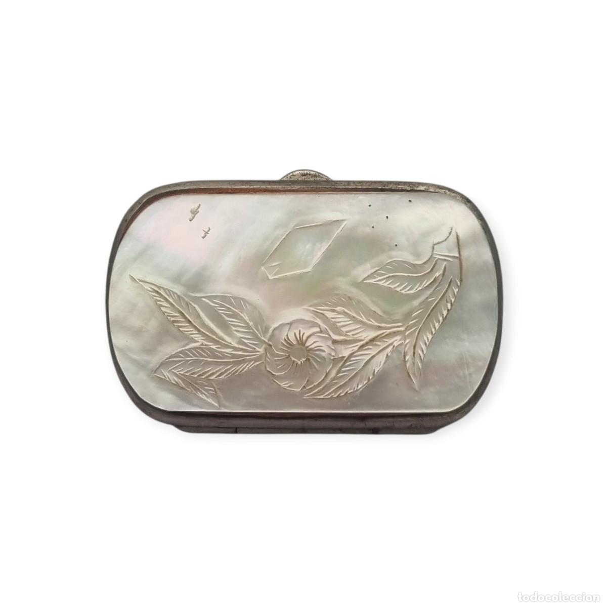 Joyeria: Monedero antiguo de n&aacute;car tallado historicista floral, circa 1900-1910