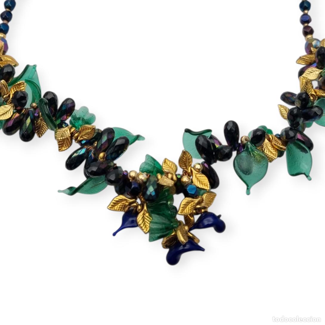 Joyeria: Collar floral vintage de cuentas iridiscentes, hojas, flores y p&aacute;jaros azules, circa 1990-2000