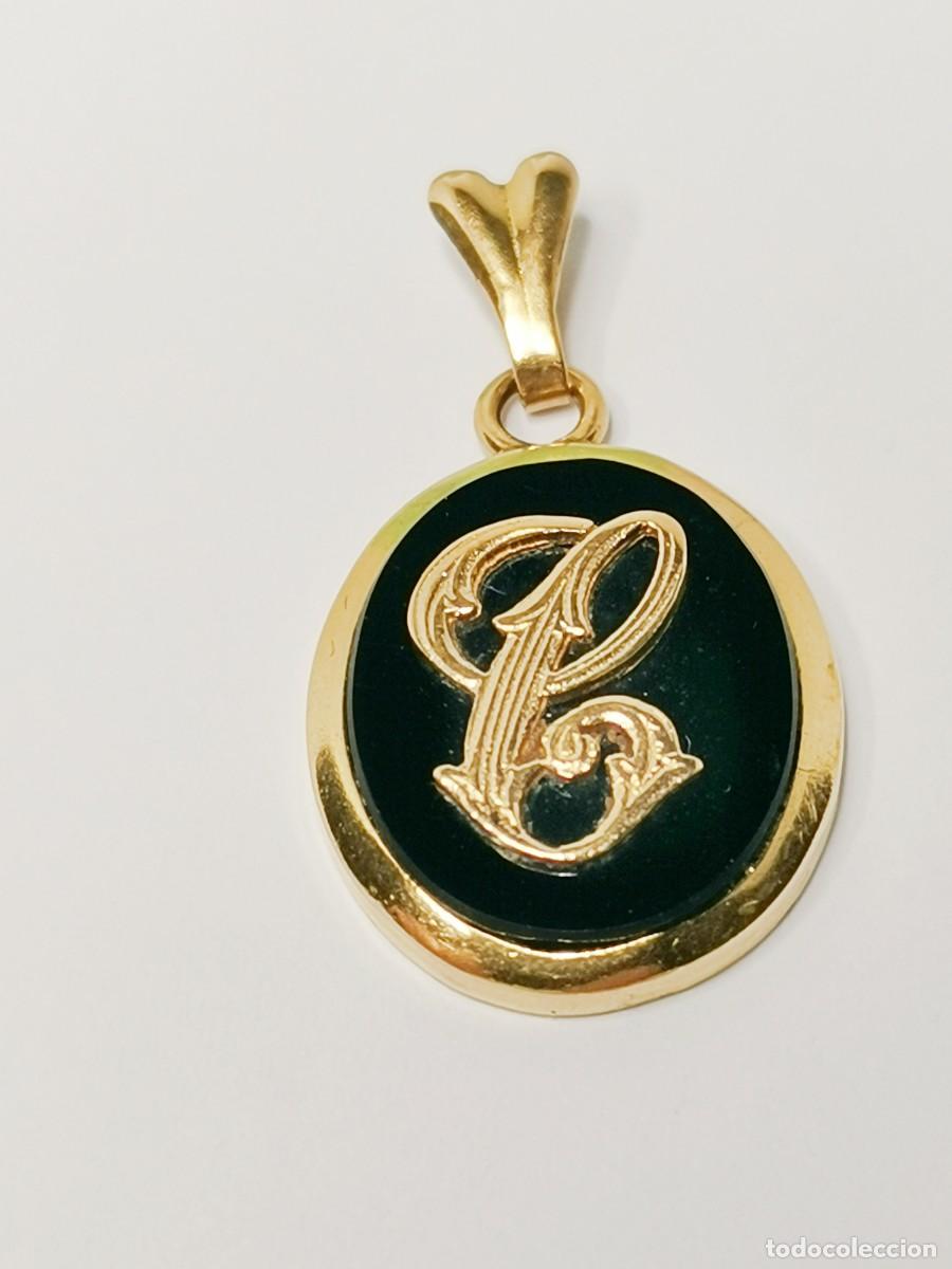 Joyeria: Colgante Vintage de &Eacute;poca en Oro Amarillo de 18k y Placa de Azabache con Inicial &ndash; 3,18 gr