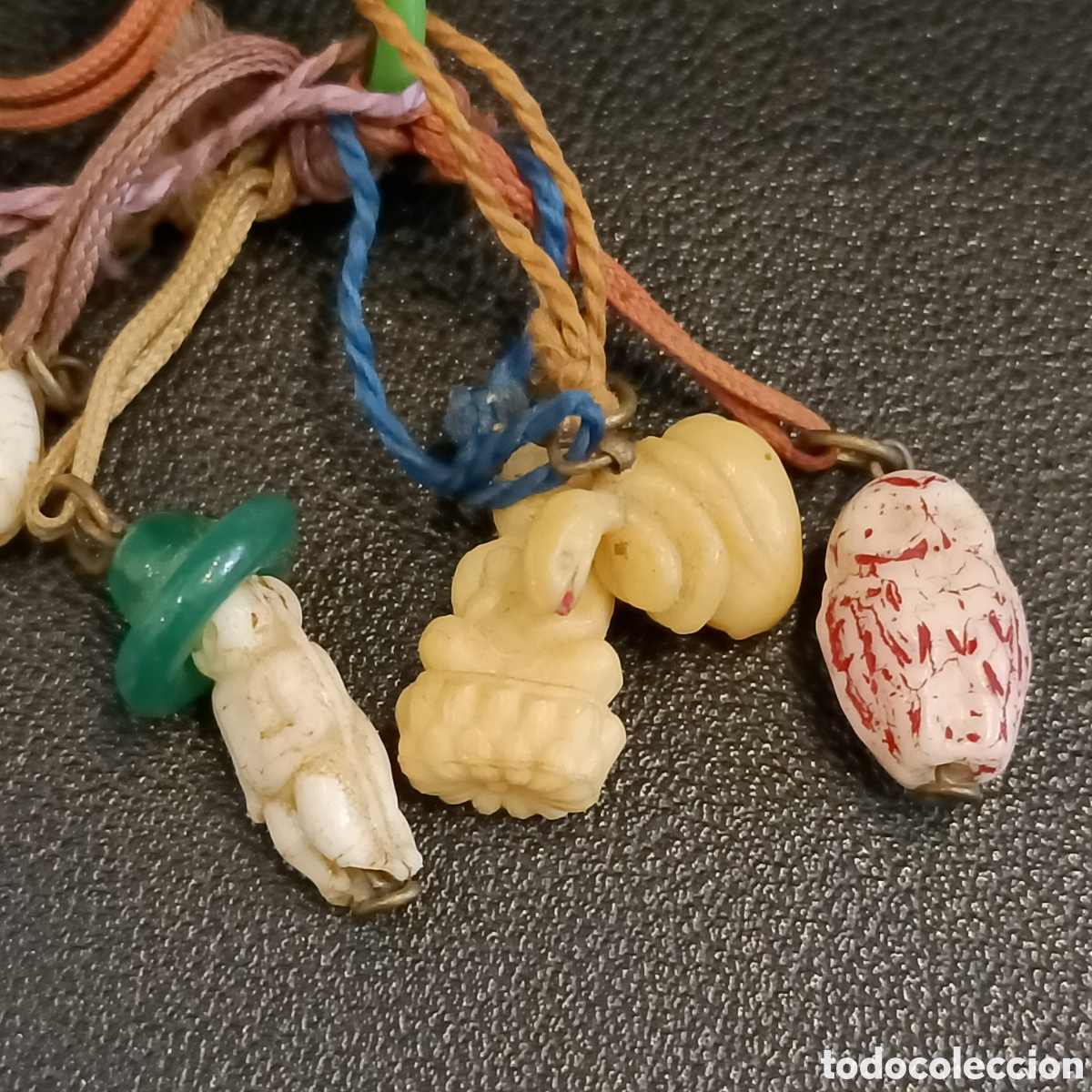 Joyeria: Conjunto de 16 peque&ntilde;os dijes, diferentes figuras y materiales. - Foto 2