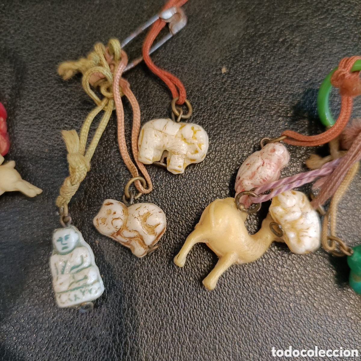 Joyeria: Conjunto de 16 peque&ntilde;os dijes, diferentes figuras y materiales. - Foto 3