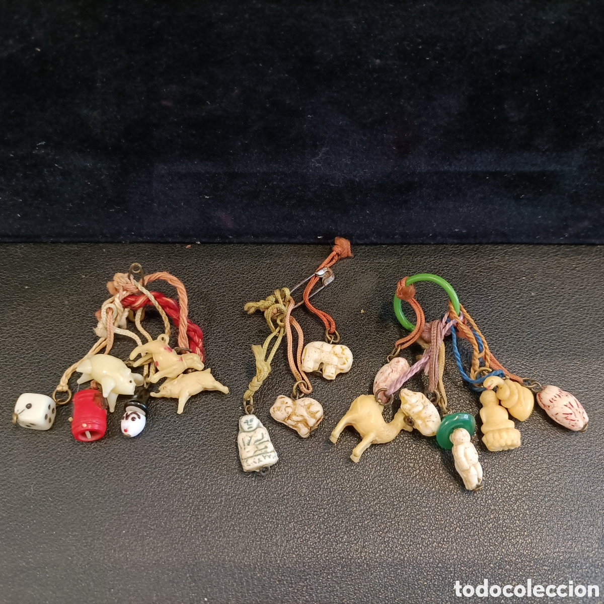 Joyeria: Conjunto de 16 peque&ntilde;os dijes, diferentes figuras y materiales.
