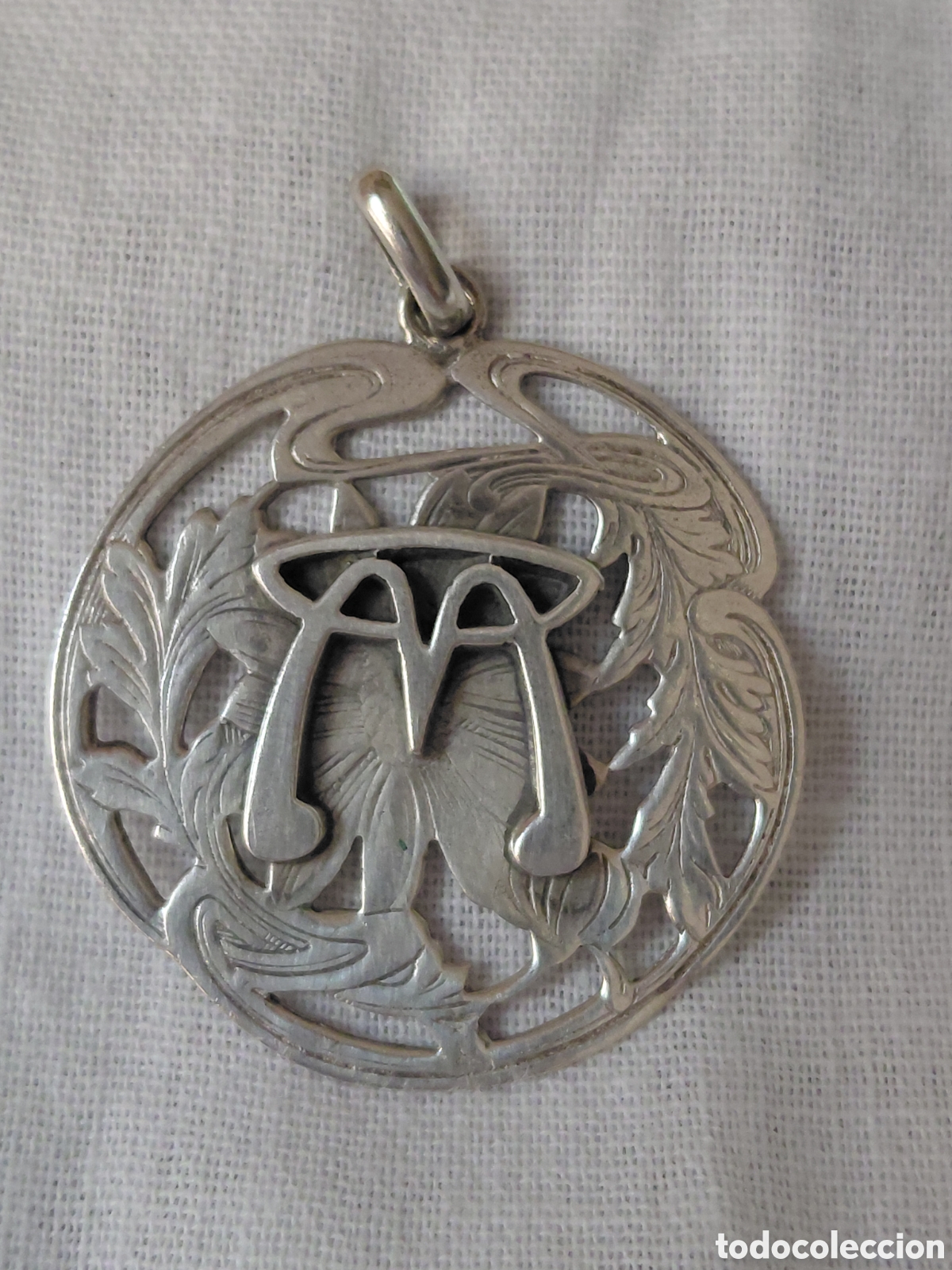 Joyeria: BONITA MEDALLA DE PLATA CON LA LETRA M.MARCADA THAMAR Y PLATA