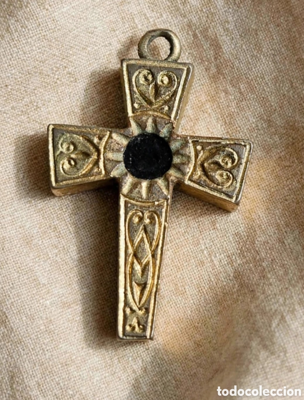 Schmuck: Cruz magn&eacute;tica ba&ntilde;ada en oro