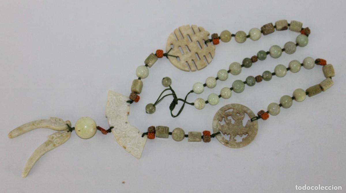 Joyeria: Collar chino de piedras talladas de estilo jade con medallones calados