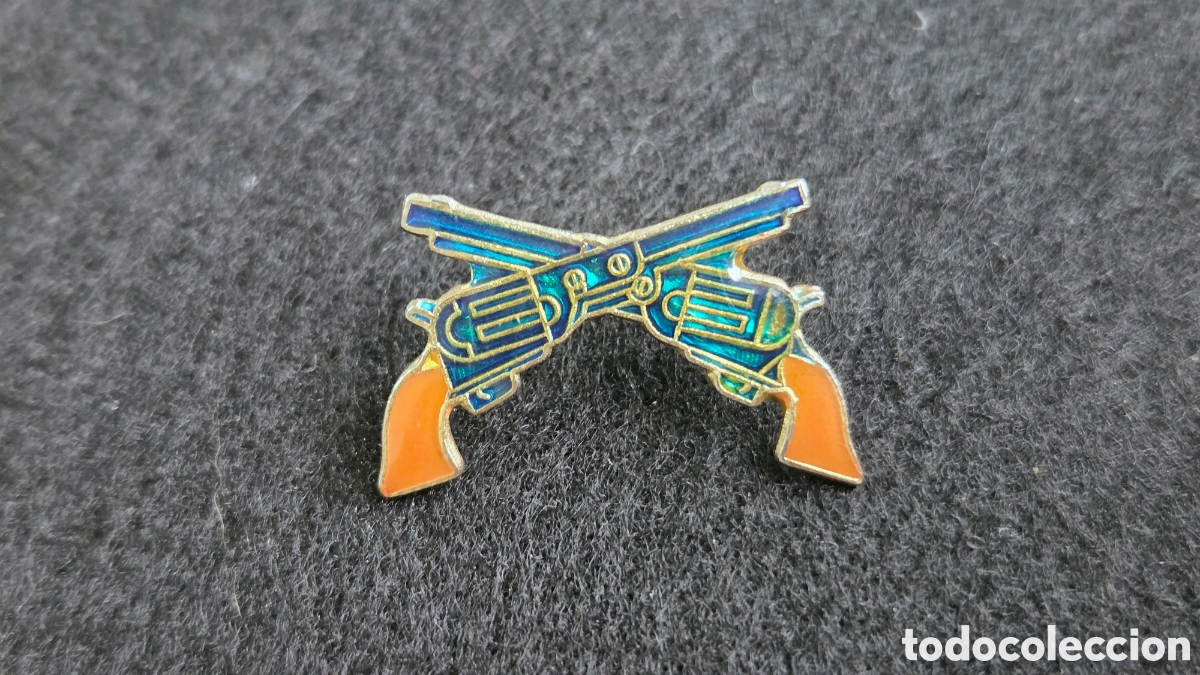 Joyeria: Pin Decorativo Guns entrelazadas