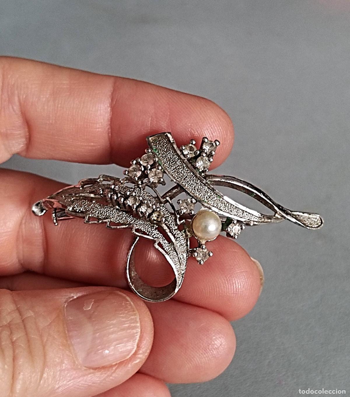 Joyeria: Antiguo broche de plata rodiada, con perla, y circonitas o similar.