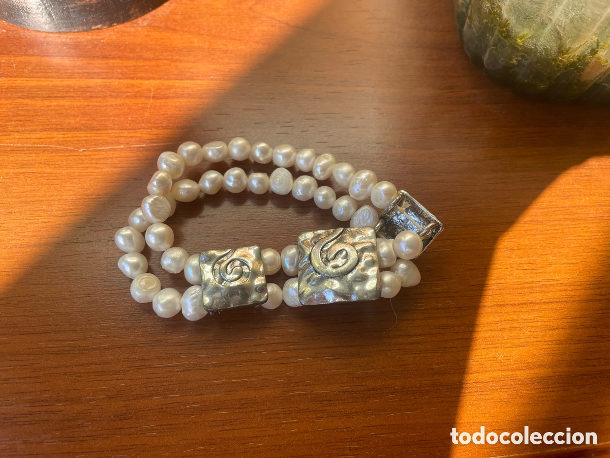 Joyeria: pulsera de perlas con detalles de color plateado