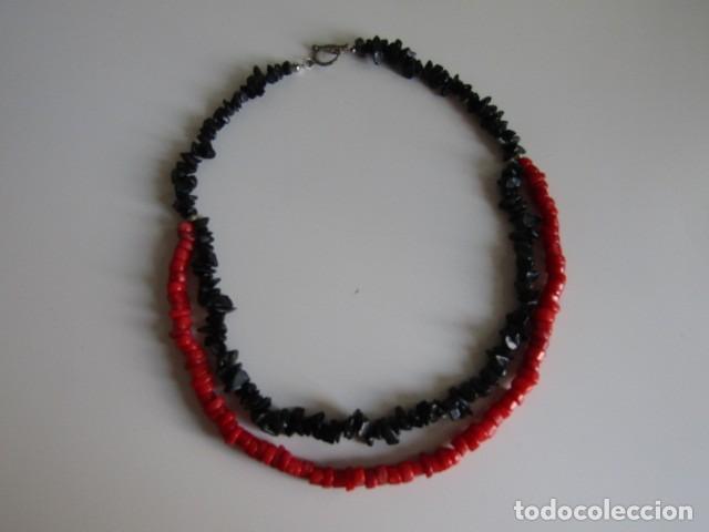 Joyeria: PRECIOSO COLLAR DE DOBLE HEBRA DE CORALES ROJOS Y PIEDRA VOLCANICA PULIDA CON CIERRE PLATA DE LEY