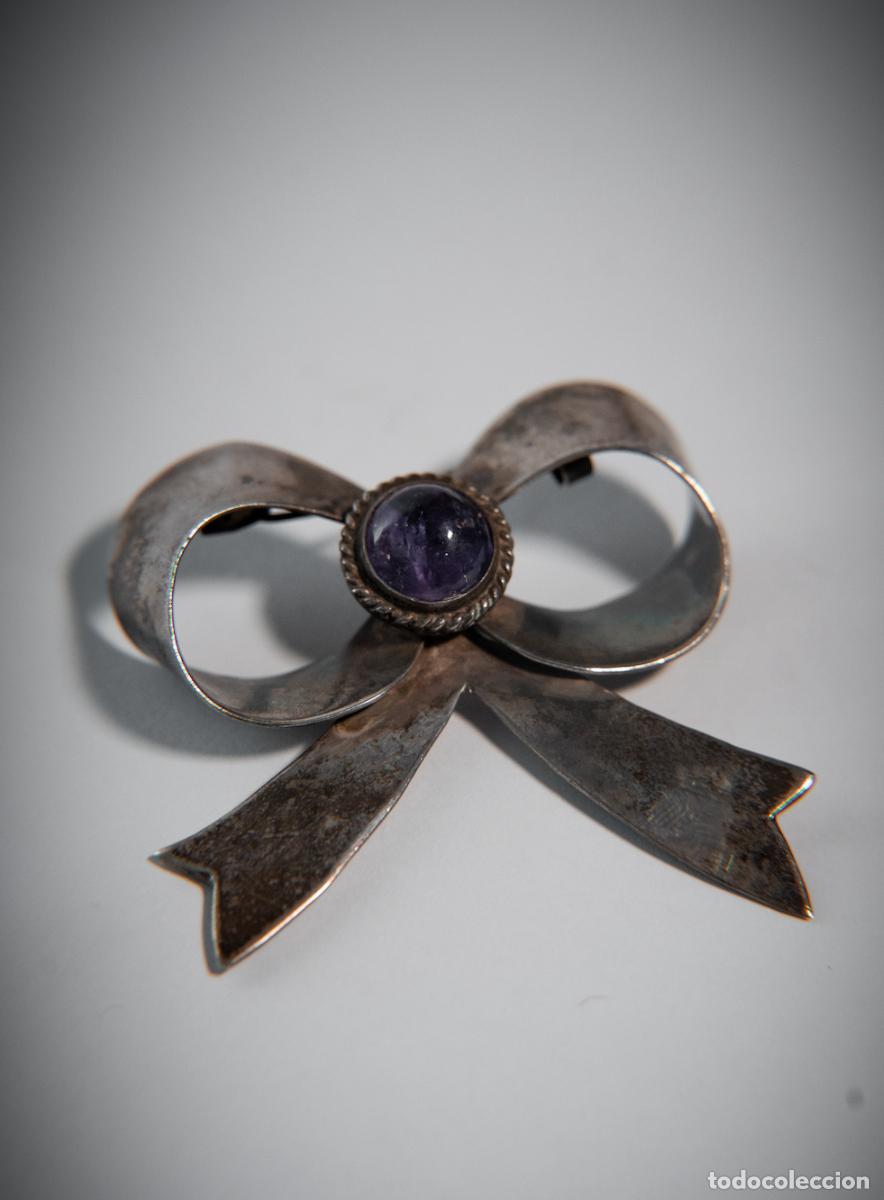 Joyeria: Antiguo Broche de Plata &rdquo;Mo&ntilde;o con Amatista&rdquo; Hecho en M&eacute;xico (Mediados del Siglo XX)