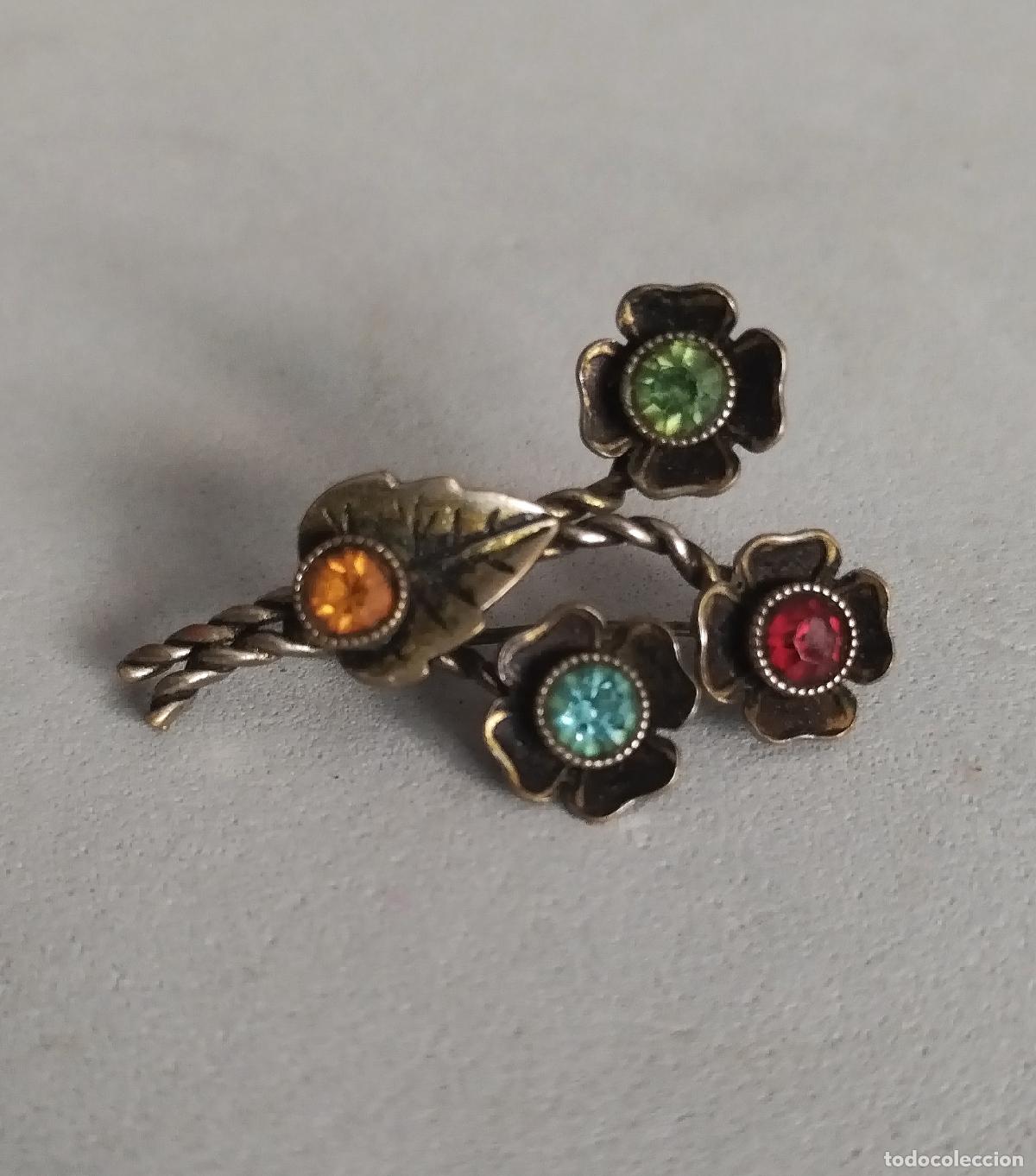 Joyeria: Antiguo broche plateado, forma flores de colores.