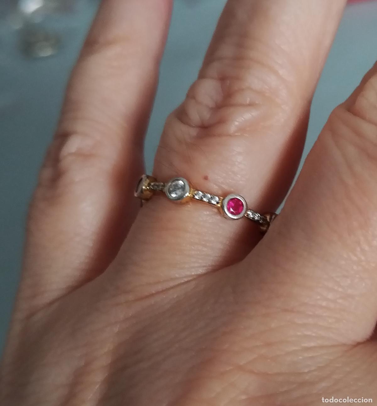 Joyeria: Anillo de plata de ley contrastada, con piedrecitas de colores.