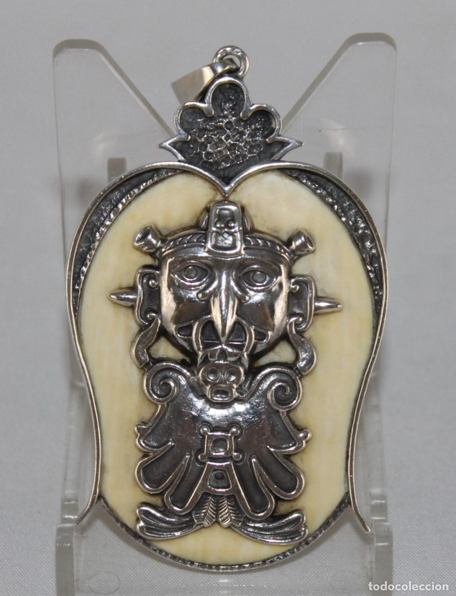 Joyeria: Colgante en plata de ley y hueso con m&aacute;scara azteca. Iconograf&iacute;a precolombina.