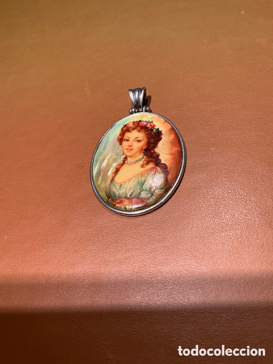 Joyeria: Colgante vintage miniatura sobre n&aacute;car.