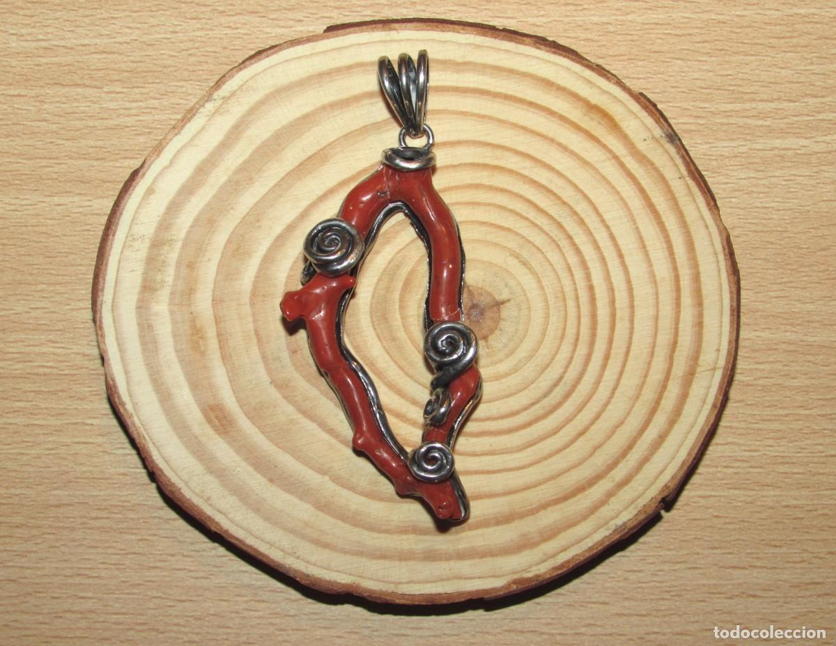 Joyeria: Colgante de plata y rama de coral rojo natural dise&ntilde;o org&aacute;nico de autor con sellos vintage italiano